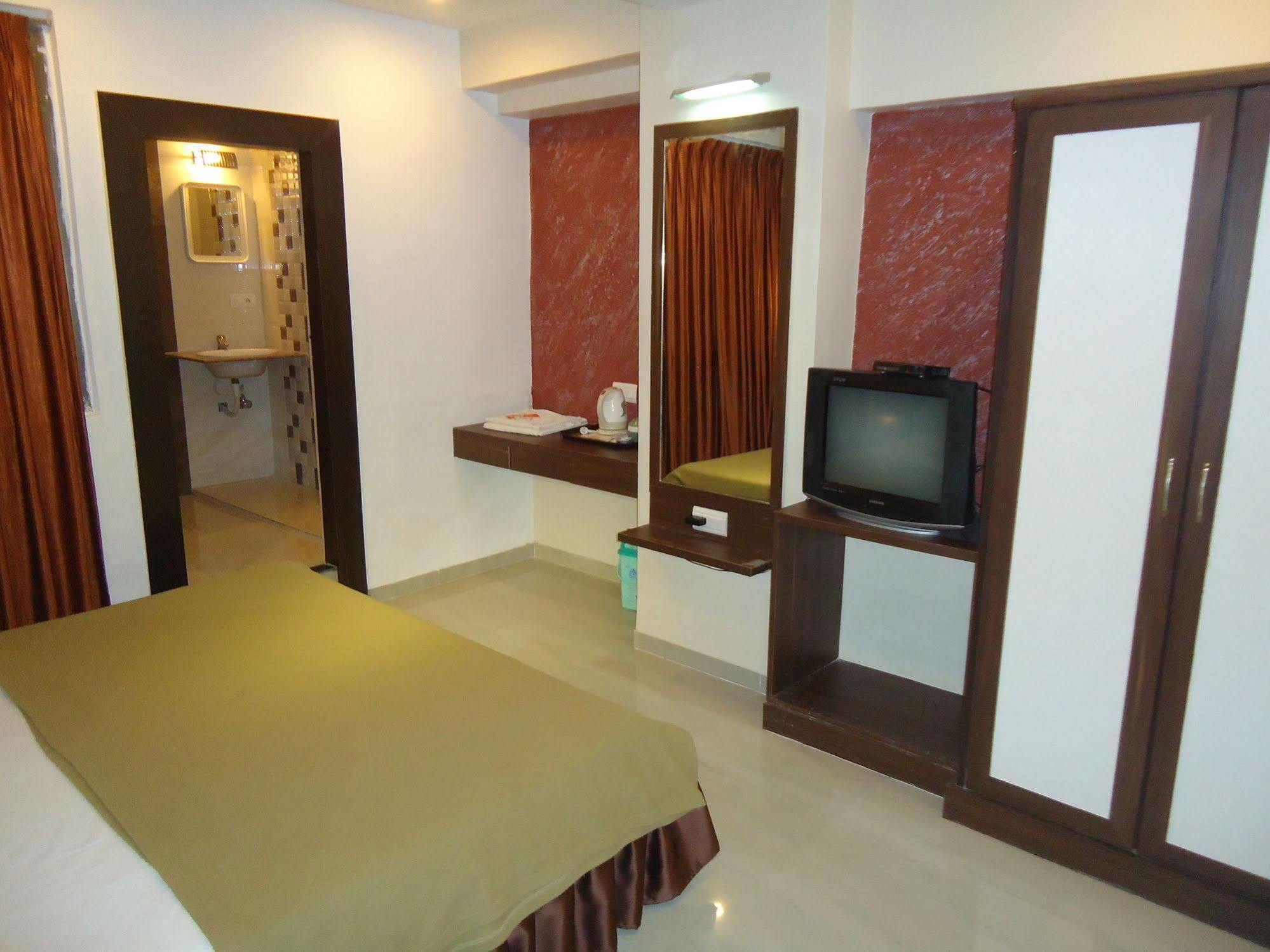 Hotel Maan Residency Satellite Road Ahmedabad Ngoại thất bức ảnh