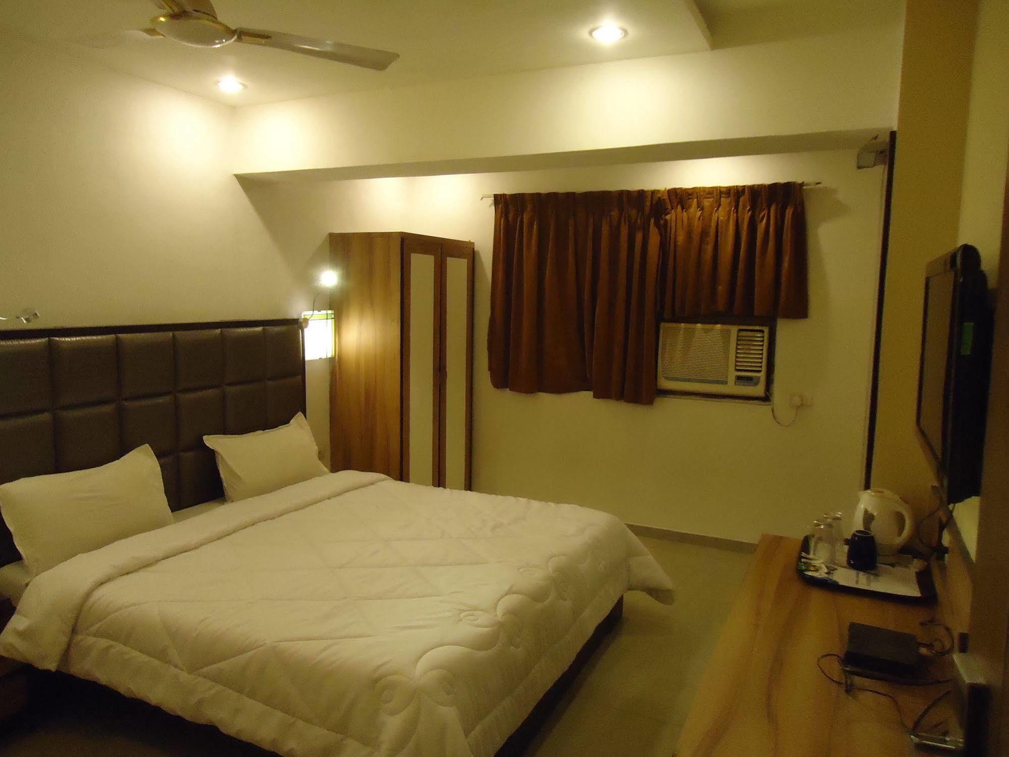Hotel Maan Residency Satellite Road Ahmedabad Ngoại thất bức ảnh